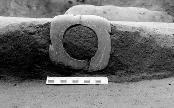 芦山峁遗址出土玉器