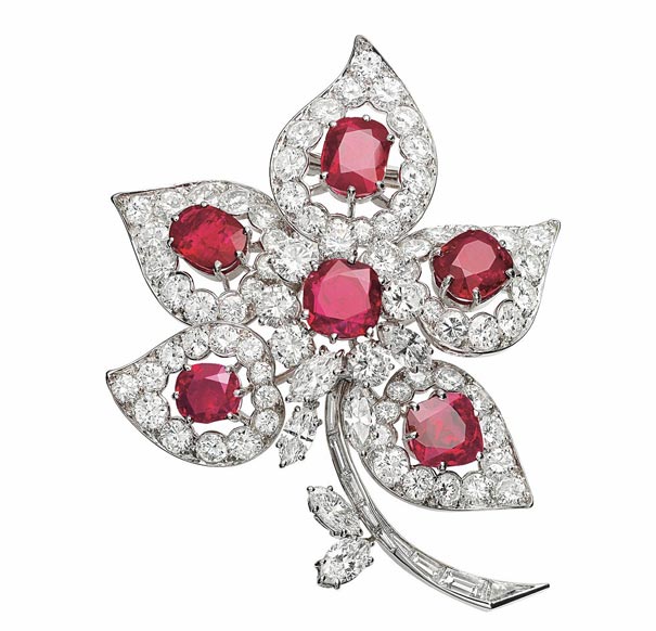 胸针镶嵌多枚大颗粒红宝石