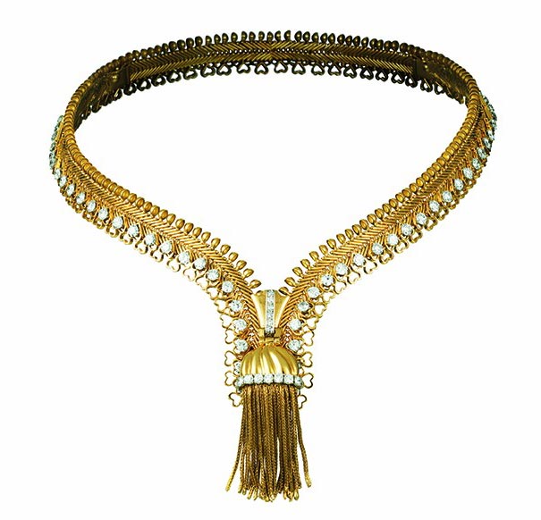 镶嵌圆形切割钻石、红宝石、蓝宝石和祖母绿。