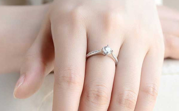 钻石结婚戒指