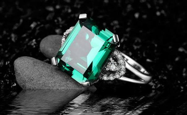 绿宝石戒指
