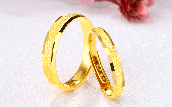 黄金结婚戒指