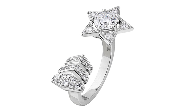 白金戒指30颗圆钻。