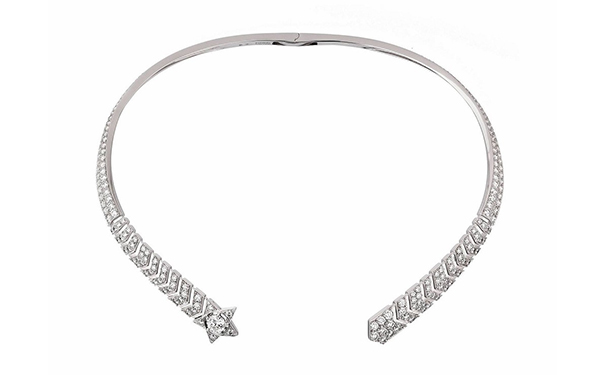 Comète 白金项链，by Chanel 镶嵌一颗1.01ct的圆形切割钻石，点缀369颗圆钻。