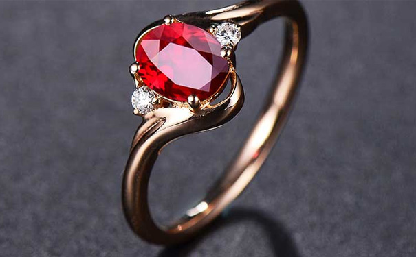 彩金宝石戒指
