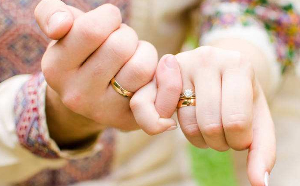 戴结婚戒指