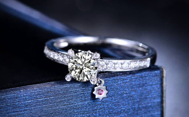 钻石求婚戒指