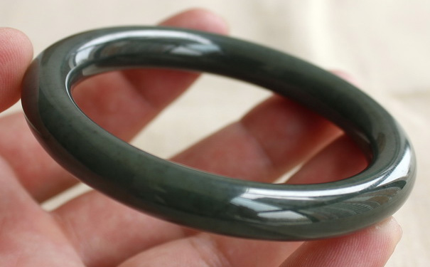 圆条墨玉手镯