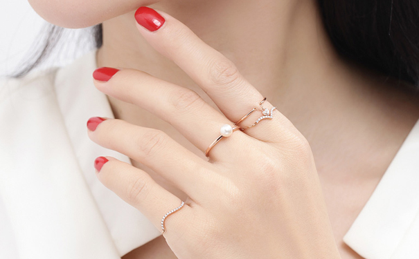 戒指戴中指是什么意思