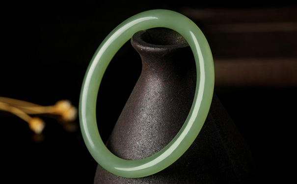 新疆和田玉手镯绿色