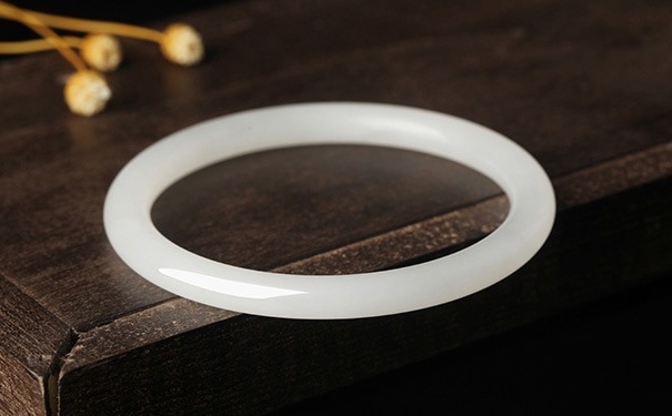 新疆和田玉手镯白色