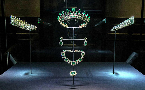 维多利亚的祖母绿套装