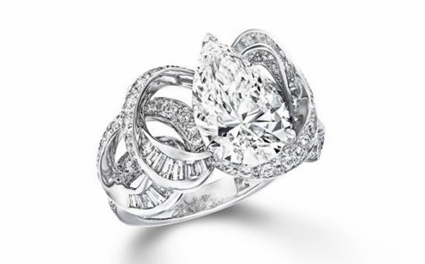 镶嵌圆形和阶梯形切割钻石