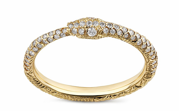 Ouroboros 金质戒指，by Gucci 镶嵌圆形切割钻石。