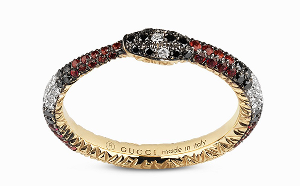 Ouroboros 金质戒指，by Gucci 镶嵌圆形切割红色尖晶石、黑钻和无色钻石。