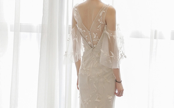 深V露背婚纱