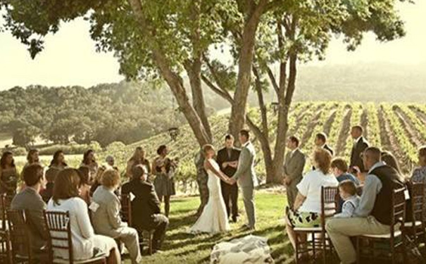 参加婚礼穿什么