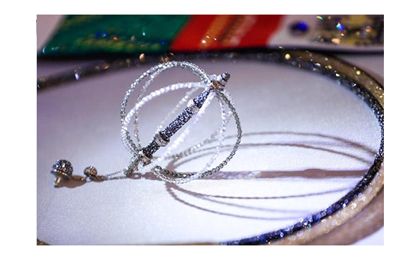 施华洛世奇2019春夏创新元素 - 细致立体水晶管