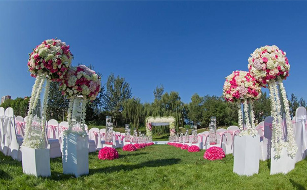 草坪婚礼场地