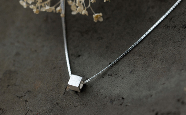 方块银项链