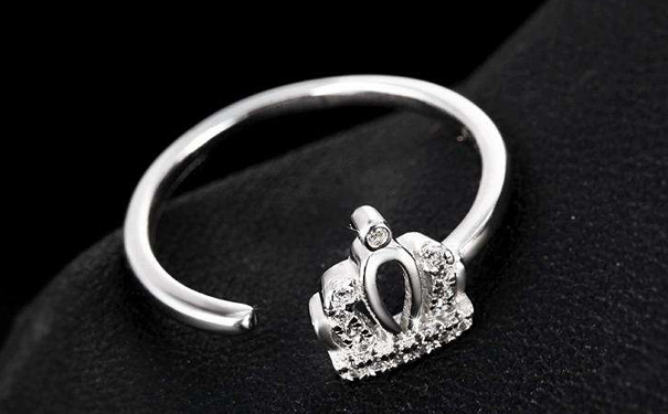 左手食指戴戒指 左手食指戴戒指