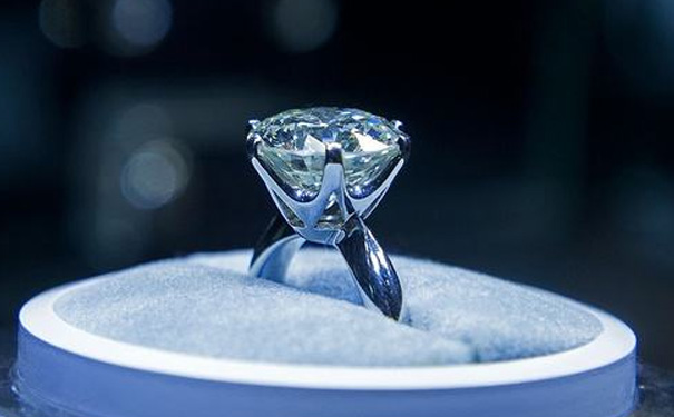 合成钻石戒指