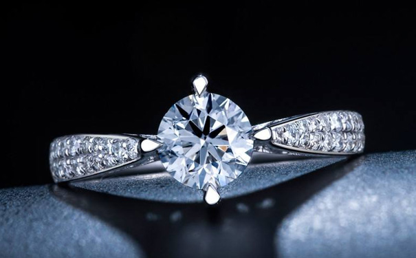 一克拉的钻石戒指