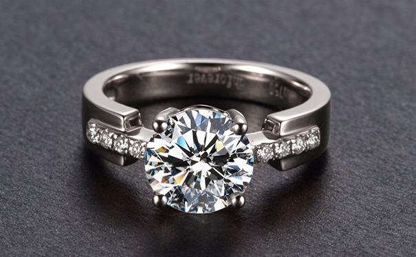 6克拉的钻戒