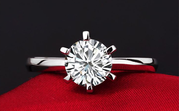 一克拉的钻戒