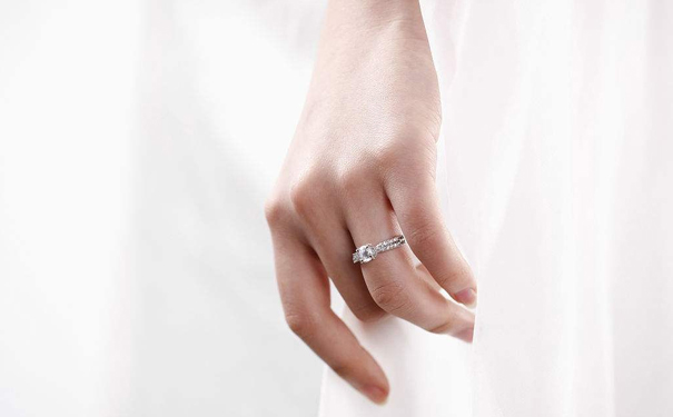 左手中指戴戒指