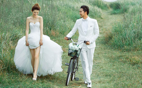 借助道具拍婚纱照