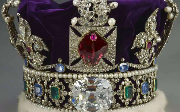 镶嵌在英国女王王冠的钻石