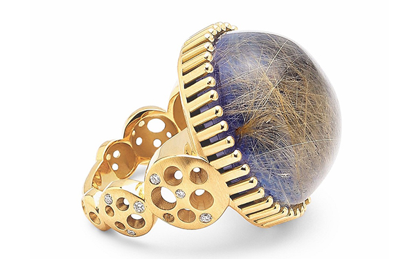 43ct的弧面切割发晶和青金石衬底 43ct的弧面切割发晶和青金石衬底