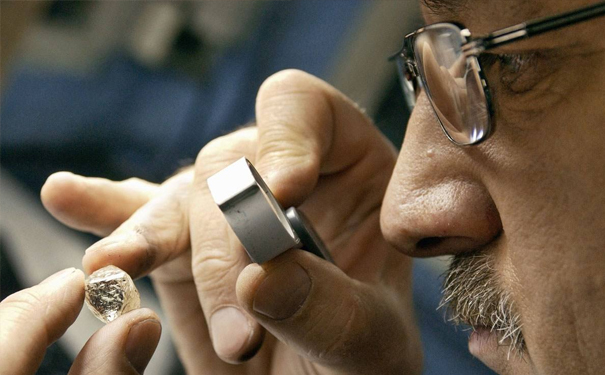 鉴定钻石真假最简单的物种方法