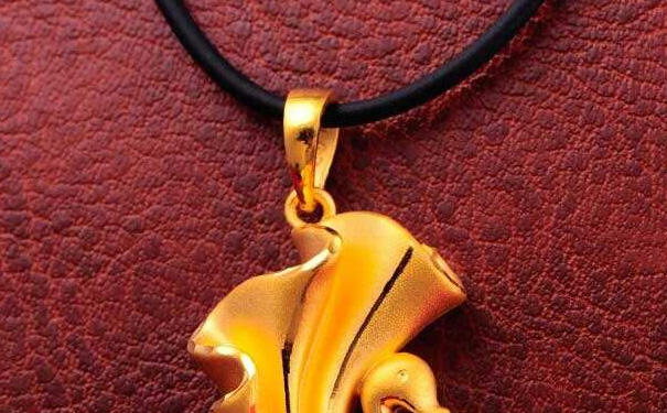 黄金吊坠配黑色绳子