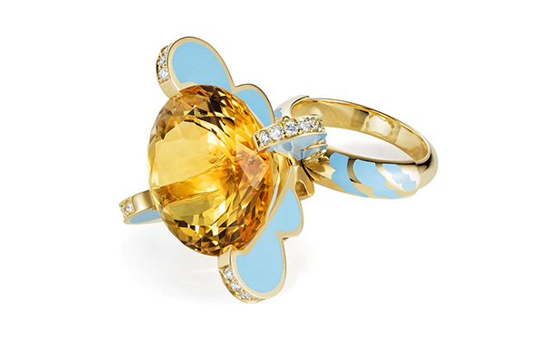 圆形切割茶晶，点缀小颗钻石，绘有蓝色珐琅。