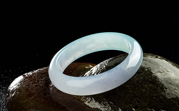 一万左右冰种翡翠手镯