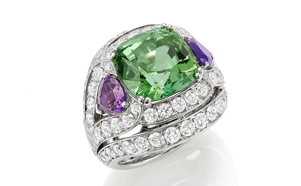 枕形切割绿色碧玺,两侧各镶嵌一颗水滴形切割紫水晶 枕形切割绿色碧玺,两侧各镶嵌一颗水滴形切割紫水晶