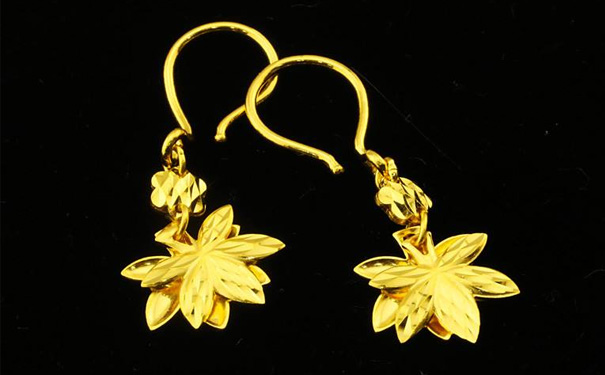 黄金耳环