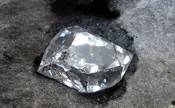 人造钻石和天然钻石的区别：来源