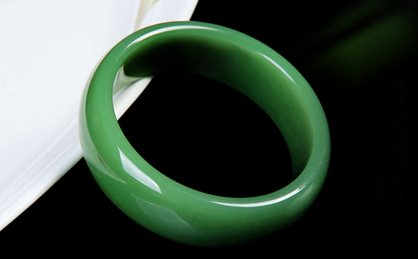 玉手镯什么颜色的好