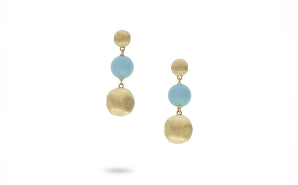 由绿松石圆珠和金珠串成。