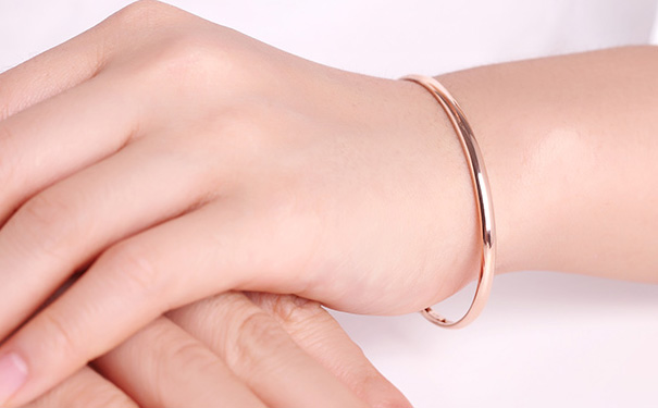 佩戴玫瑰金手镯