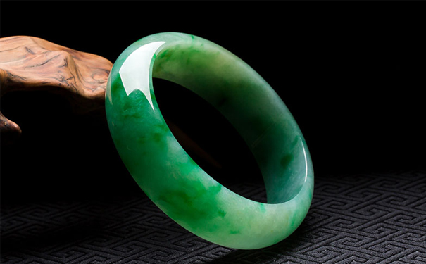 绿色的翡翠手镯