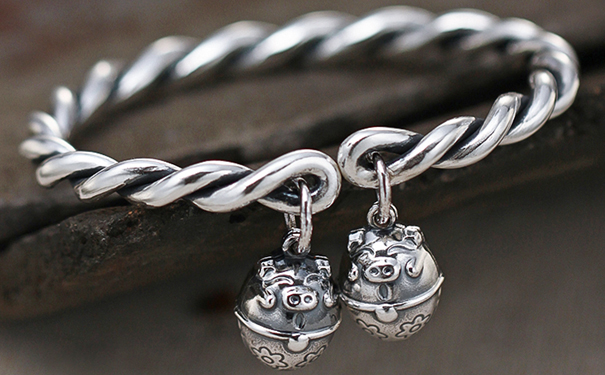 银手镯的款式好