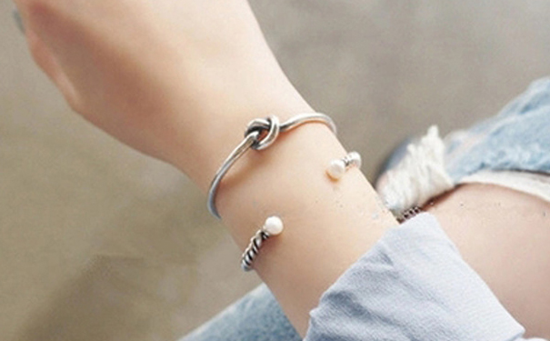 银手镯的功效
