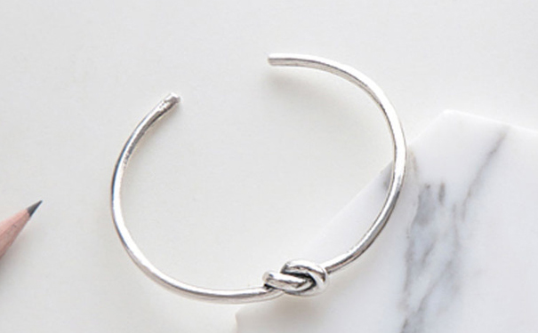 纯银手镯的价格