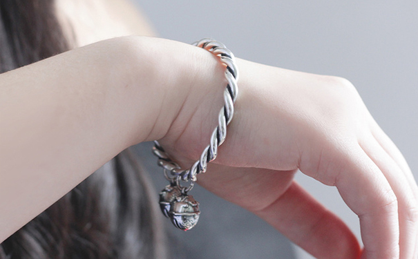 纯银手镯一般多少钱