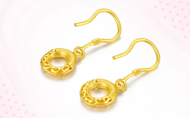 黄金耳环的重量