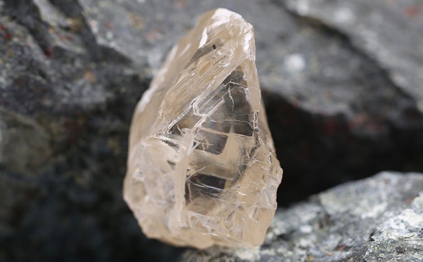 327.48ct无色钻石原石